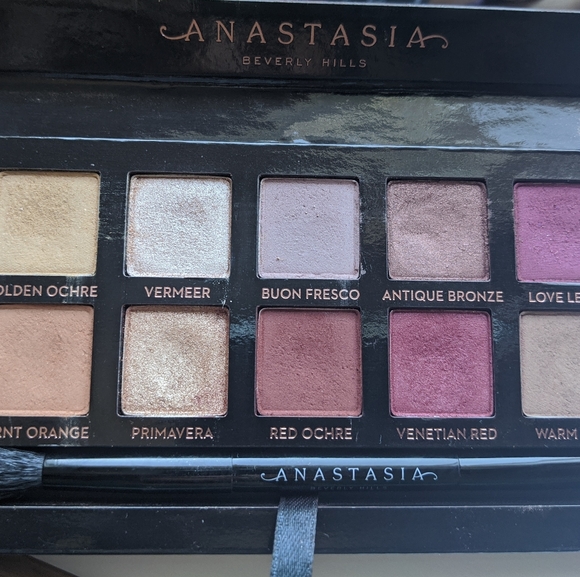 Anastasia Beverly Hills - Modern Renaissance - Picture 1 of 2